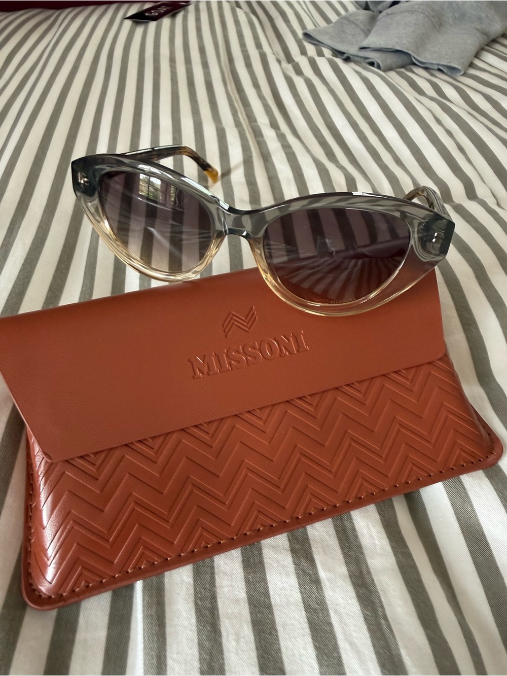 NEW NEVER WORN Missoni Ombre Cat-Eye Sunglasses in Gray & Cream with yellow ends